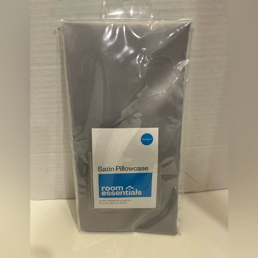 NWT ROOM ESSENTIALS SATIN PILLOW CASE- STANDARD- GRAY